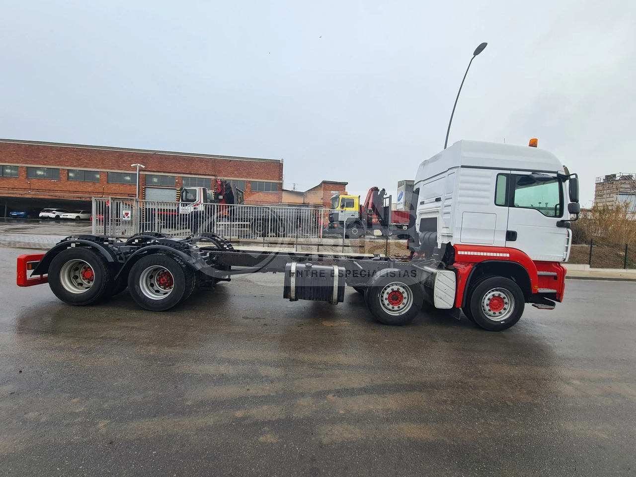 Camión MAN TGA 35.390 de ocasión + F800BXP.26 - Kabiinišassiiga veoauto: pilt 1 Camión MAN TGA 35.390 de ocasión + F800BXP.26 - Kabiinišassiiga veoauto: pilt 1