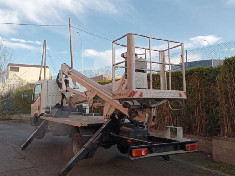 MULTITEL NISSAN NT 400 + HX 195 - Veoautolt tõusev platvorm: pilt 2 MULTITEL NISSAN NT 400 + HX 195 - Veoautolt tõusev platvorm: pilt 2