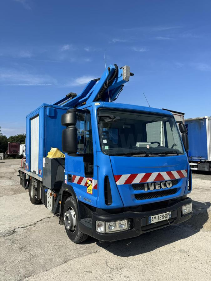 Iveco Eurocargo 100E18 - Veoautolt tõusev platvorm: pilt 1 Iveco Eurocargo 100E18 - Veoautolt tõusev platvorm: pilt 1