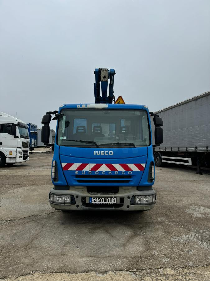 Iveco Eurocargo 100E18 - Veoautolt tõusev platvorm: pilt 2 Iveco Eurocargo 100E18 - Veoautolt tõusev platvorm: pilt 2