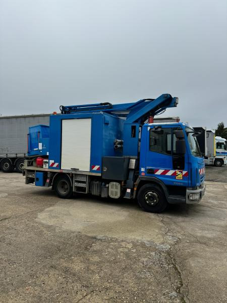 Iveco Eurocargo 100E19 - Veoautolt tõusev platvorm: pilt 4 Iveco Eurocargo 100E19 - Veoautolt tõusev platvorm: pilt 4