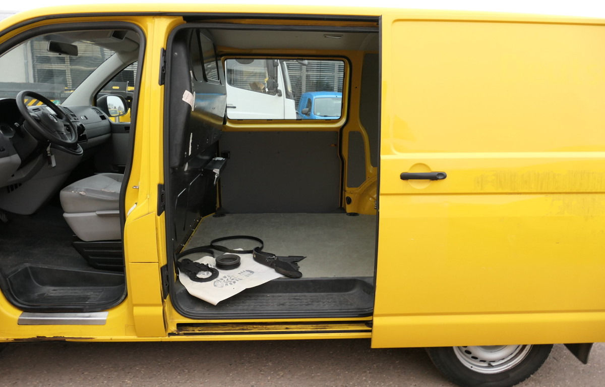 Interior photo 1: Väike kaubik VW T5 Transporter 2.0 TDI EURO-5 CoC PARKTRONIK