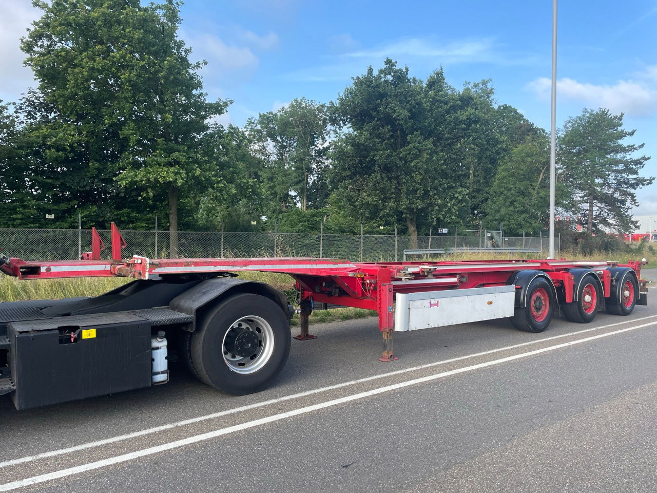 Renders ROC 16.27 CC X steering / Disc brakes /Lifring axle 20-30-40-45 FT HC - Konteinerveduk/ Tõstukiga poolhaagis: pilt 1 Renders ROC 16.27 CC X steering / Disc brakes /Lifring axle 20-30-40-45 FT HC - Konteinerveduk/ Tõstukiga poolhaagis: pilt 1