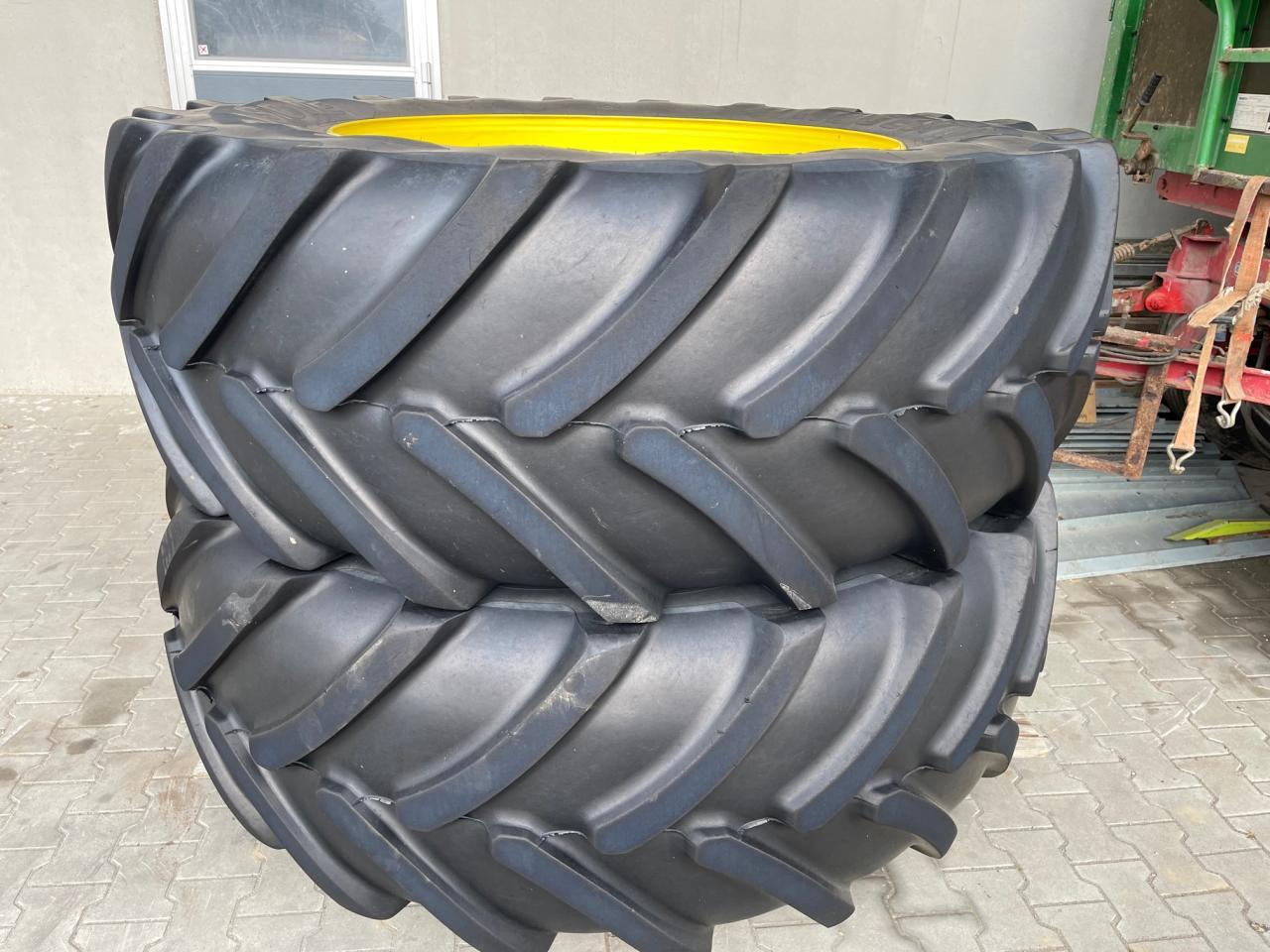 John Deere 6R250 Kompletträder 650/65 R42, Bridgestone Decken - Traktor: pilt 1 John Deere 6R250 Kompletträder 650/65 R42, Bridgestone Decken - Traktor: pilt 1