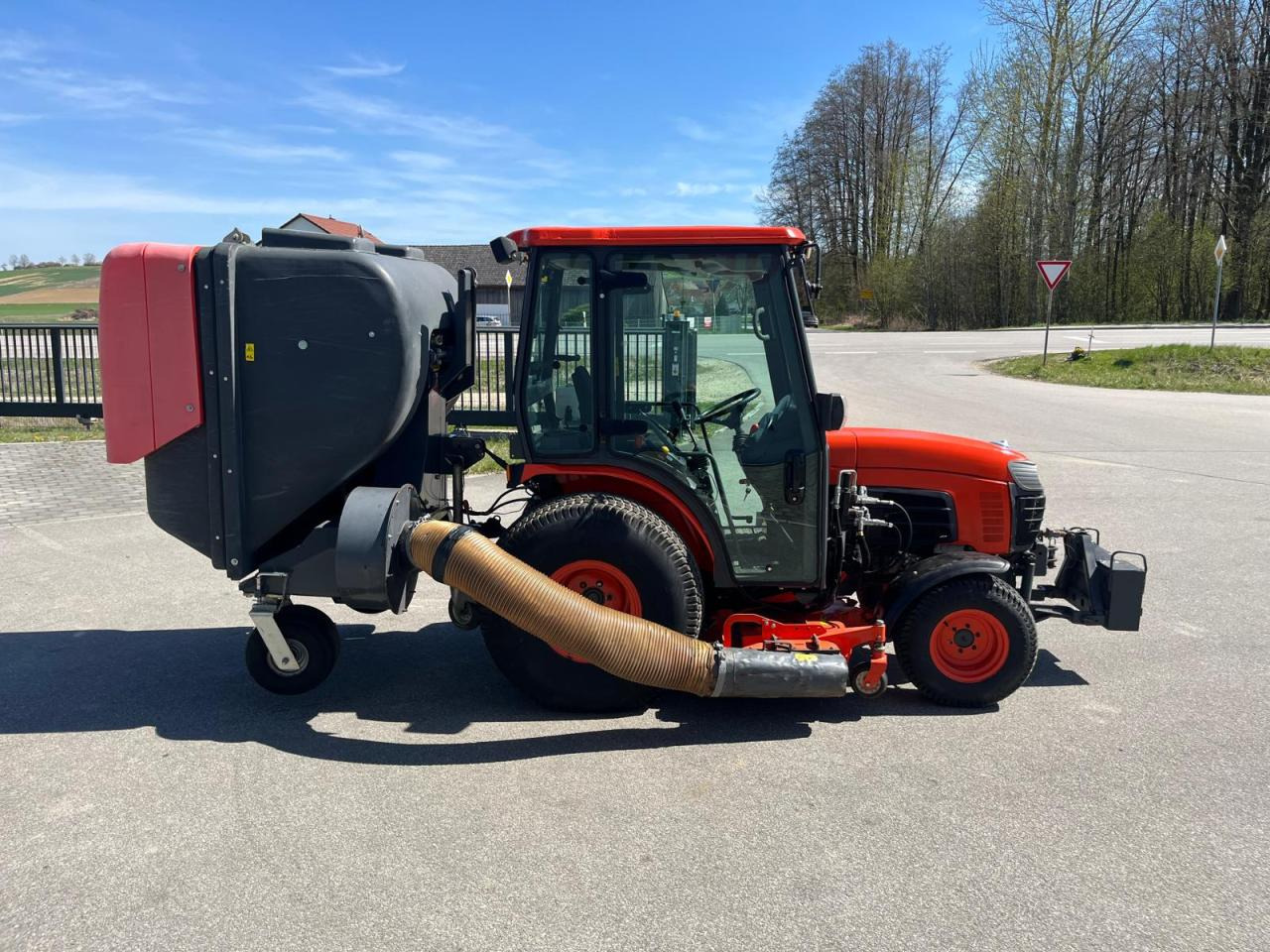 Kubota B3030 Grüngutbehälter Hochentlader - Muruniiduk: pilt 4 Kubota B3030 Grüngutbehälter Hochentlader - Muruniiduk: pilt 4