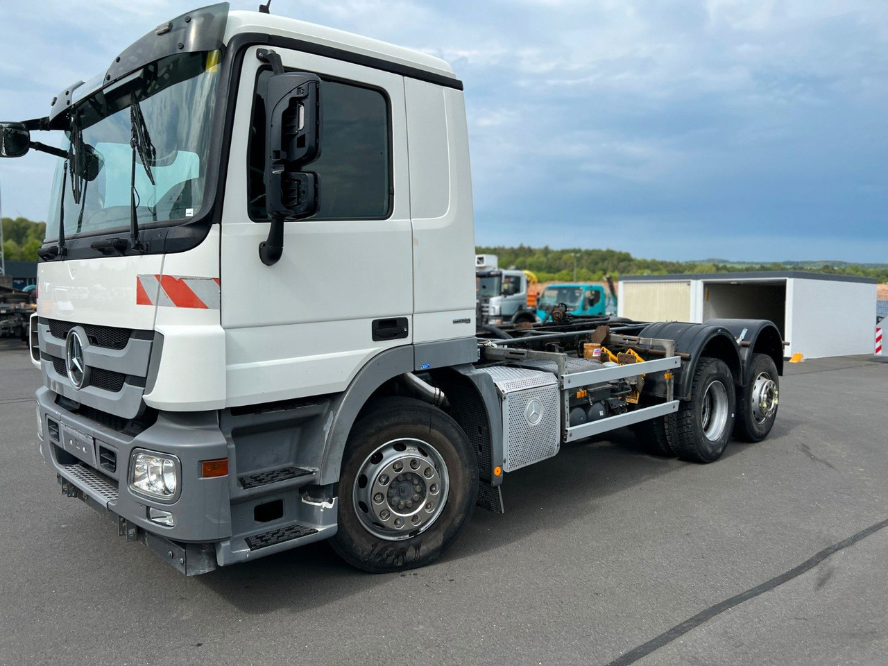 Mercedes-Benz Actros 2532 6x2 MP 3 Euro 5 10 x am Lager Mercedes-Benz Actros 2532 6x2 MP 3 Euro 5 10 x am Lager - Kabiinišassiiga veoauto: pilt 1 Mercedes-Benz Actros 2532 6x2 MP 3 Euro 5 10 x am Lager Mercedes-Benz Actros 2532 6x2 MP 3 Euro 5 10 x am Lager - Kabiinišassiiga veoauto: pilt 1