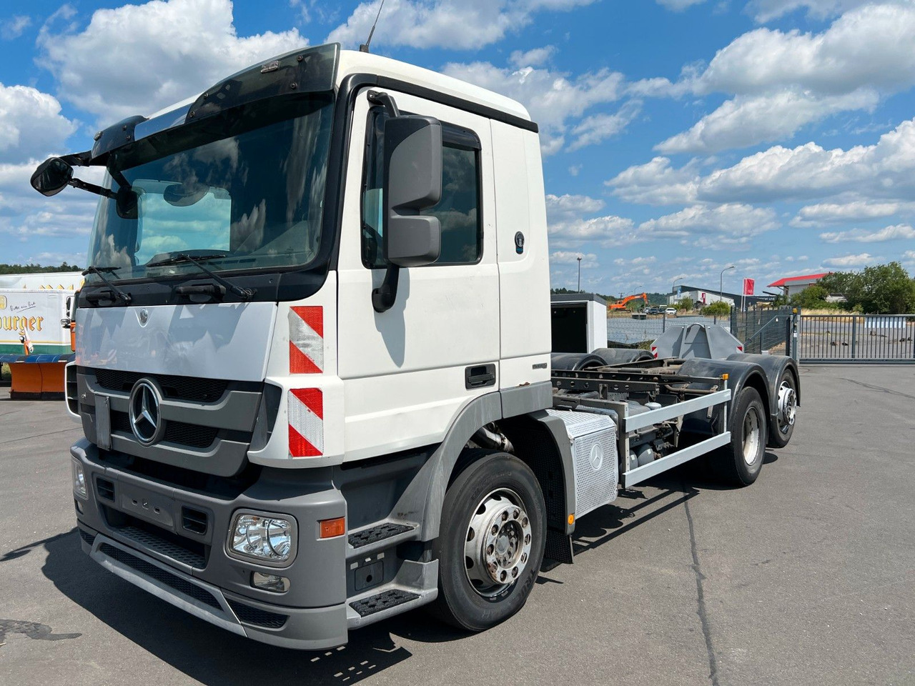Mercedes-Benz Actros 2532 6x2 MP 3 Lenkachse /Liftachse / Mercedes-Benz Actros 2532 6x2 MP 3 Lenkachse /Liftachse / - Kabiinišassiiga veoauto: pilt 1 Mercedes-Benz Actros 2532 6x2 MP 3 Lenkachse /Liftachse / Mercedes-Benz Actros 2532 6x2 MP 3 Lenkachse /Liftachse / - Kabiinišassiiga veoauto: pilt 1