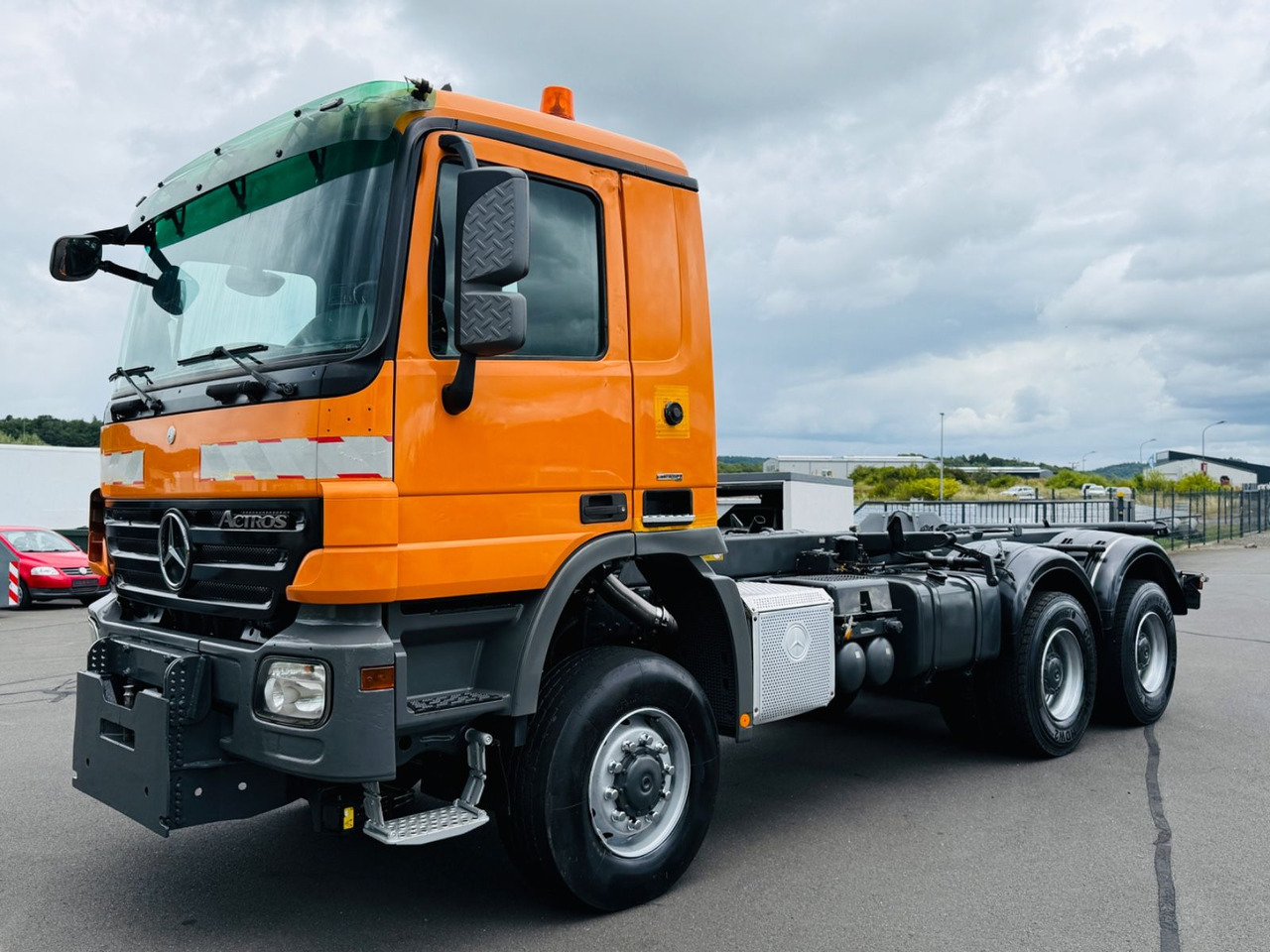 Mercedes-Benz Actros 3341 6x6 Hydraulikpumpe + Tank - Kabiinišassiiga veoauto: pilt 1 Mercedes-Benz Actros 3341 6x6 Hydraulikpumpe + Tank - Kabiinišassiiga veoauto: pilt 1