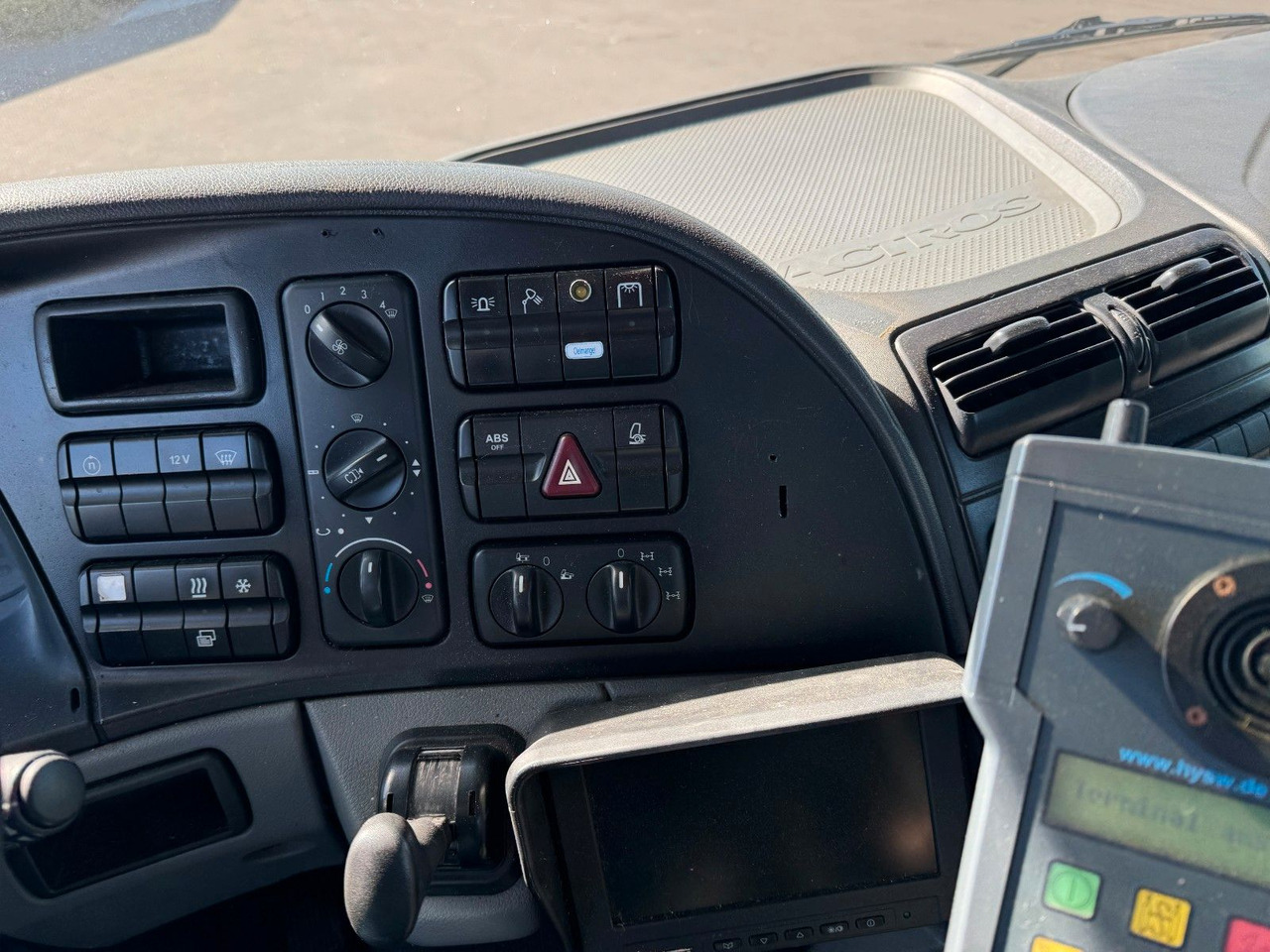 Mercedes-Benz Actros 3341 6x6 Kipperfahrgestell mit Zylinder - Kabiinišassiiga veoauto: pilt 4 Mercedes-Benz Actros 3341 6x6 Kipperfahrgestell mit Zylinder - Kabiinišassiiga veoauto: pilt 4