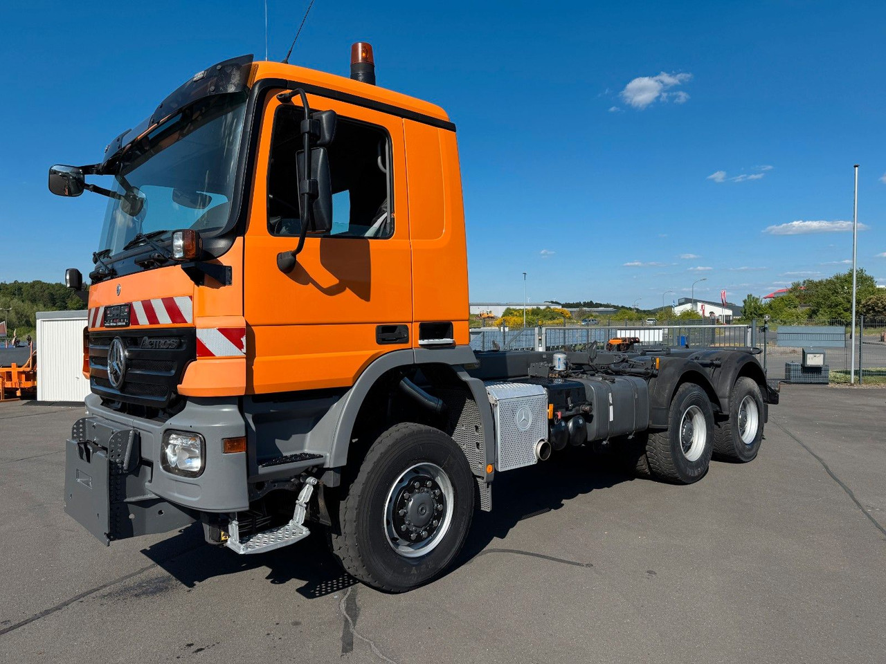 Mercedes-Benz Actros 3341 6x6 Kipperfahrgestell mit Zylinder - Kabiinišassiiga veoauto: pilt 1 Mercedes-Benz Actros 3341 6x6 Kipperfahrgestell mit Zylinder - Kabiinišassiiga veoauto: pilt 1