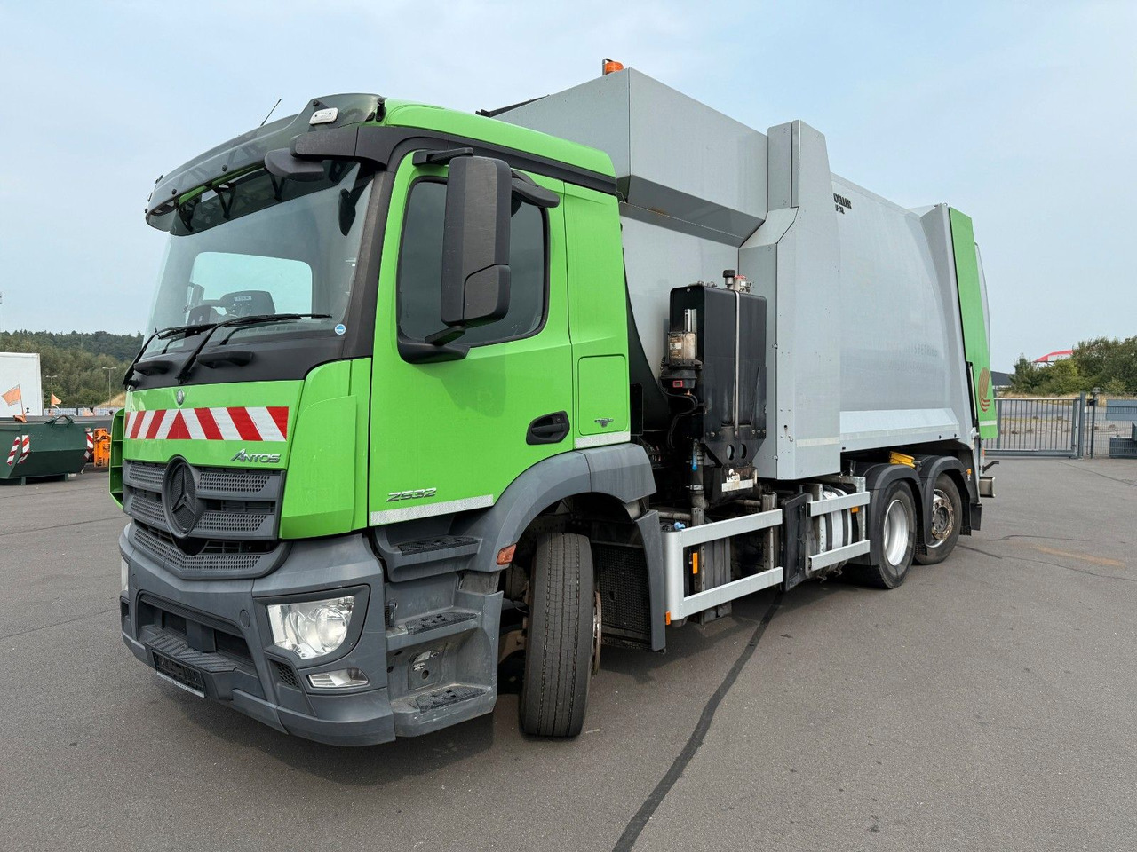 Mercedes-Benz Antos 2533 Seitenlader Zoeller SLF XL - Prügiauto: pilt 1 Mercedes-Benz Antos 2533 Seitenlader Zoeller SLF XL - Prügiauto: pilt 1