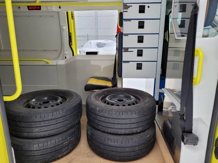 FORD TRANSIT 2,0TDI AMBULANCE KLIMA 4.2018 EURO 6, 3 UNITS - Kiirabiauto: pilt 5 FORD TRANSIT 2,0TDI AMBULANCE KLIMA 4.2018 EURO 6, 3 UNITS - Kiirabiauto: pilt 5