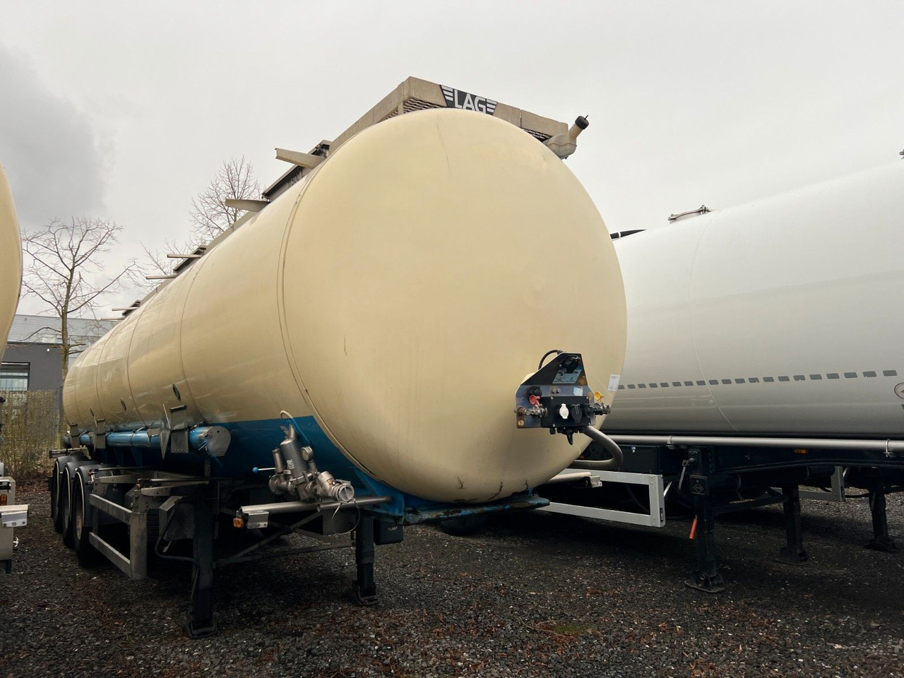 Lag 32000 l Lebensmitteltank mit 3 Kammern, ADR - Tsistern poolhaagis: pilt 1 Lag 32000 l Lebensmitteltank mit 3 Kammern, ADR - Tsistern poolhaagis: pilt 1
