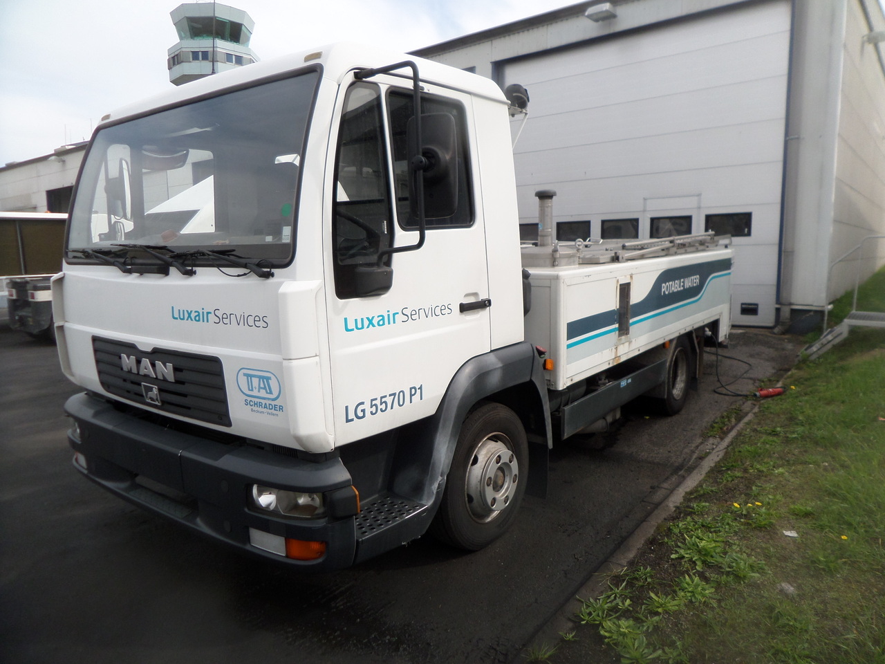 Schrader Water truck WSU 3000 MAN - Õhusõidukite maapealsed teenindusseadmed: pilt 1 Schrader Water truck WSU 3000 MAN - Õhusõidukite maapealsed teenindusseadmed: pilt 1