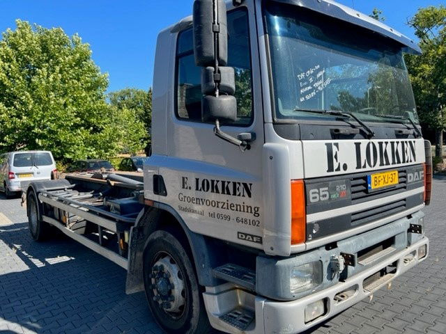 DAF 65.210 FA65.210 - Konteinerveduk/ Tõstukiga veoauto: pilt 2 DAF 65.210 FA65.210 - Konteinerveduk/ Tõstukiga veoauto: pilt 2
