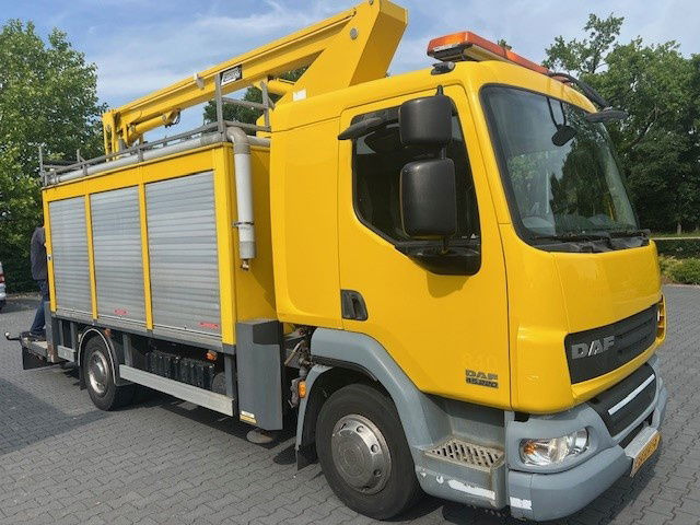 DAF LF 220 FA45.220 LF Custers T265-12.5 - Veoautolt tõusev platvorm: pilt 2 DAF LF 220 FA45.220 LF Custers T265-12.5 - Veoautolt tõusev platvorm: pilt 2