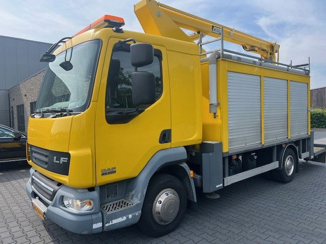 DAF LF 220 FA45.220 LF Custers T265-12.5 - Veoautolt tõusev platvorm: pilt 1 DAF LF 220 FA45.220 LF Custers T265-12.5 - Veoautolt tõusev platvorm: pilt 1