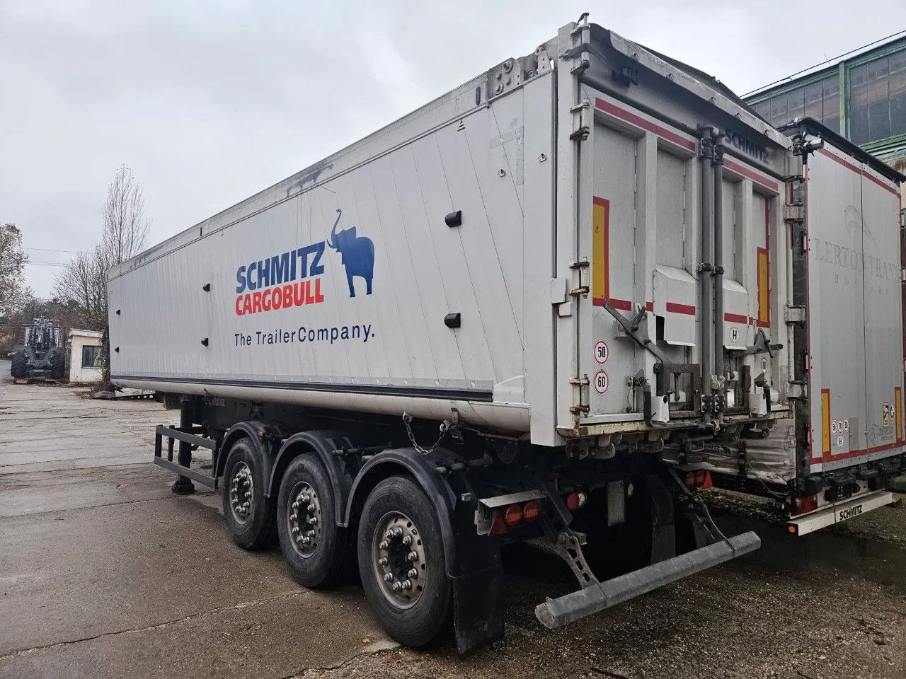 Schmitz Cargobull Gotha SGF S3, 45m3, Alloy wheels, Lift axle - Kallur-poolhaagis: pilt 4 Schmitz Cargobull Gotha SGF S3, 45m3, Alloy wheels, Lift axle - Kallur-poolhaagis: pilt 4