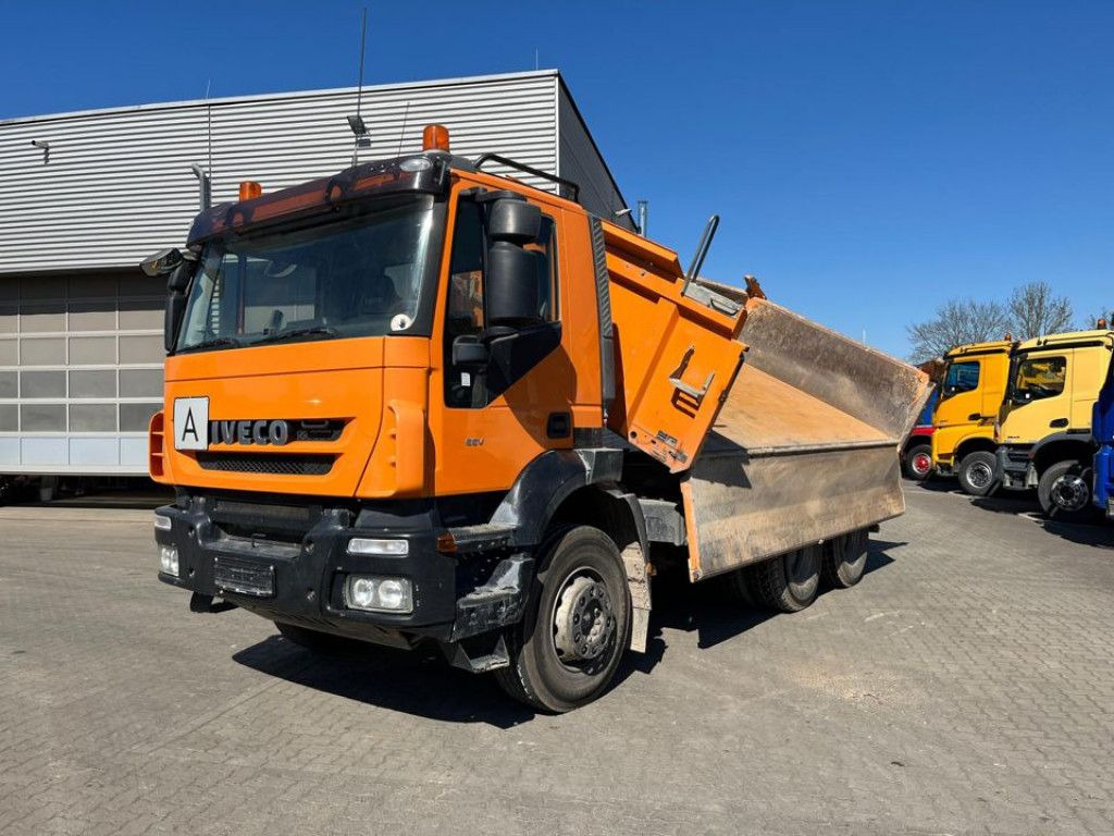 Iveco TRACKER AD260T50 6x4 3-Achs Kipper Schalter, Bla - Kallurauto: pilt 1 Iveco TRACKER AD260T50 6x4 3-Achs Kipper Schalter, Bla - Kallurauto: pilt 1