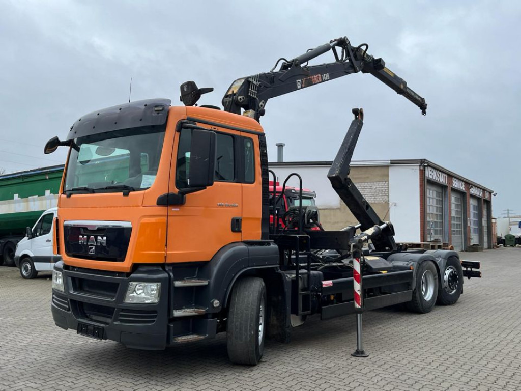 MAN TG-S 26.400 6x4H-2 BL Abrollkipper mit Kran Lift Lenk - Konkstõstukiga veoauto, Kraanaga veoauto: pilt 1 MAN TG-S 26.400 6x4H-2 BL Abrollkipper mit Kran Lift Lenk - Konkstõstukiga veoauto, Kraanaga veoauto: pilt 1