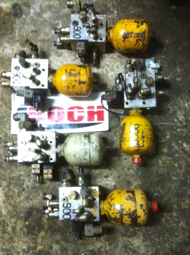 GIB 2-ZF + CEWKI 24VDC + HYDROAKUMULATOR 100bar 80st.C, 0,7l - Hüdrauliline klapp - Ratastel ekskavaator: pilt 1 GIB 2-ZF + CEWKI 24VDC + HYDROAKUMULATOR 100bar 80st.C, 0,7l - Hüdrauliline klapp - Ratastel ekskavaator: pilt 1
