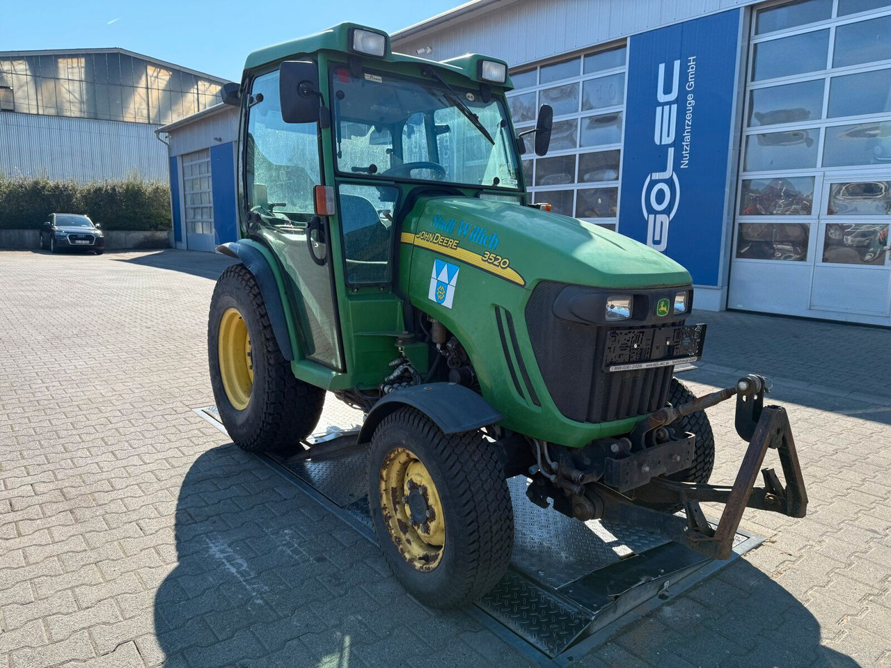 John Deere 3520 Kommunaltrak. Frontkraftheber Kuppeldreieck - Traktor: pilt 1 John Deere 3520 Kommunaltrak. Frontkraftheber Kuppeldreieck - Traktor: pilt 1