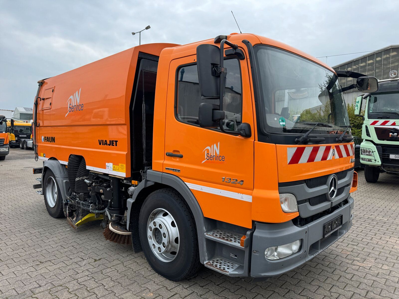Mercedes-Benz ATEGO 1324 4x2 Kehrmaschine FAUN Viajet 6R/H - Tänavapühkimismasin: pilt 1 Mercedes-Benz ATEGO 1324 4x2 Kehrmaschine FAUN Viajet 6R/H - Tänavapühkimismasin: pilt 1