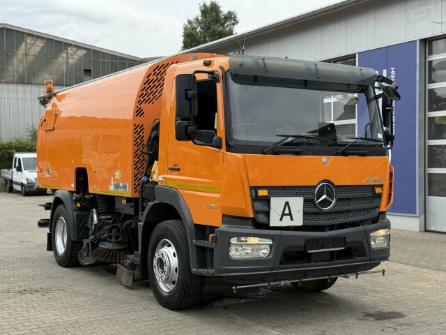 Mercedes-Benz Atego 1324 4x2 Kehrmaschine Schmidt SKF S7B 7 m³ - Tänavapühkimismasin: pilt 1 Mercedes-Benz Atego 1324 4x2 Kehrmaschine Schmidt SKF S7B 7 m³ - Tänavapühkimismasin: pilt 1