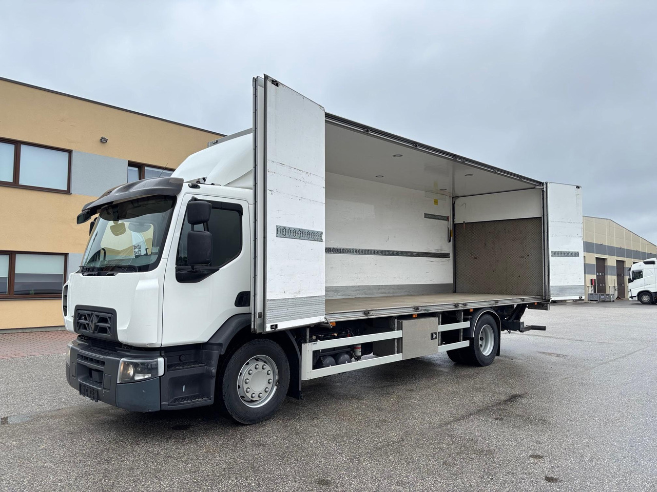 RENAULT D WIDE 320 - Kasti veoauto: pilt 4 RENAULT D WIDE 320 - Kasti veoauto: pilt 4
