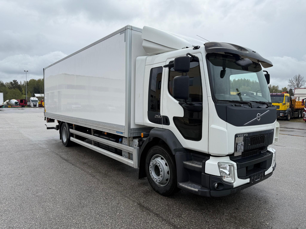 VOLVO FL250 - Kasti veoauto: pilt 1 VOLVO FL250 - Kasti veoauto: pilt 1