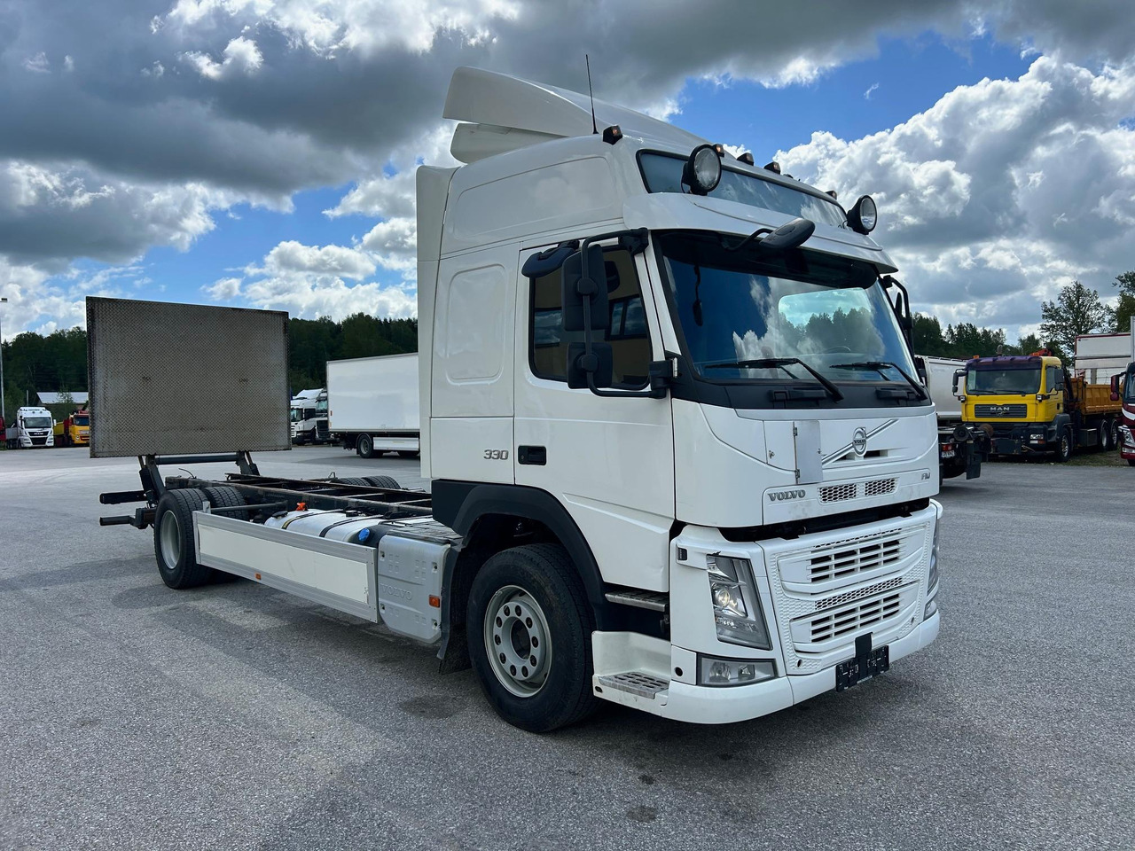 VOLVO FM330 - Kabiinišassiiga veoauto: pilt 1 VOLVO FM330 - Kabiinišassiiga veoauto: pilt 1