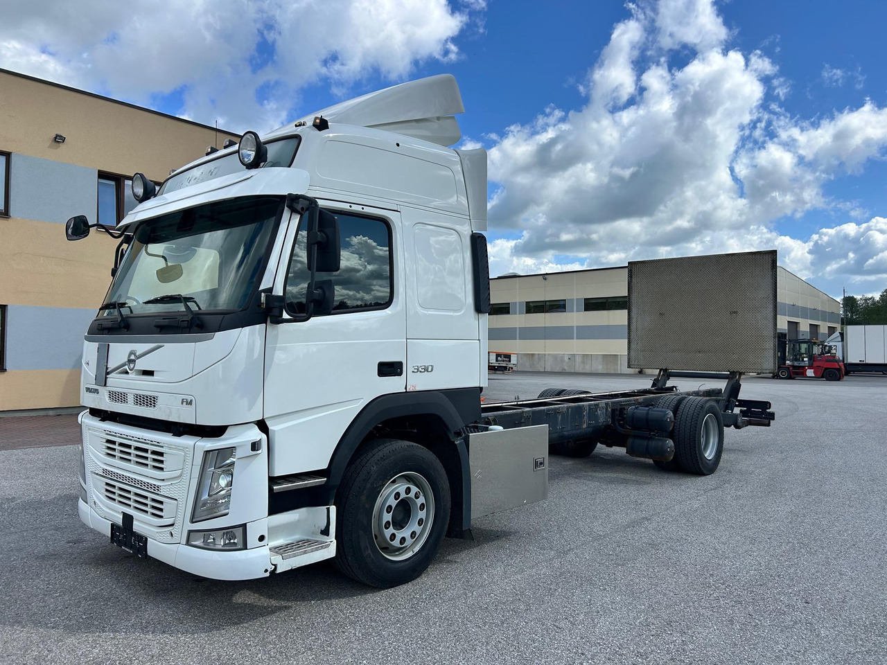 VOLVO FM330 - Kabiinišassiiga veoauto: pilt 2 VOLVO FM330 - Kabiinišassiiga veoauto: pilt 2