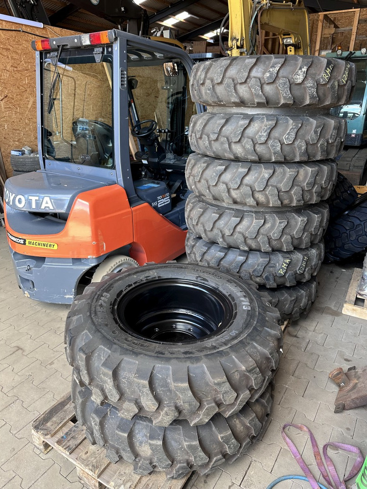 Apollo 10.00 - 20 Apollo Kompletträder - Complet tires - Rehv - Ratastel ekskavaator: pilt 1 Apollo 10.00 - 20 Apollo Kompletträder - Complet tires - Rehv - Ratastel ekskavaator: pilt 1