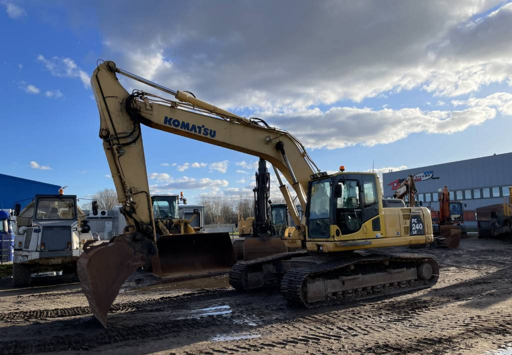 Komatsu PC 240LC-8 Hammerlines Klima 2 buckets - Lintekskavaator: pilt 3 Komatsu PC 240LC-8 Hammerlines Klima 2 buckets - Lintekskavaator: pilt 3
