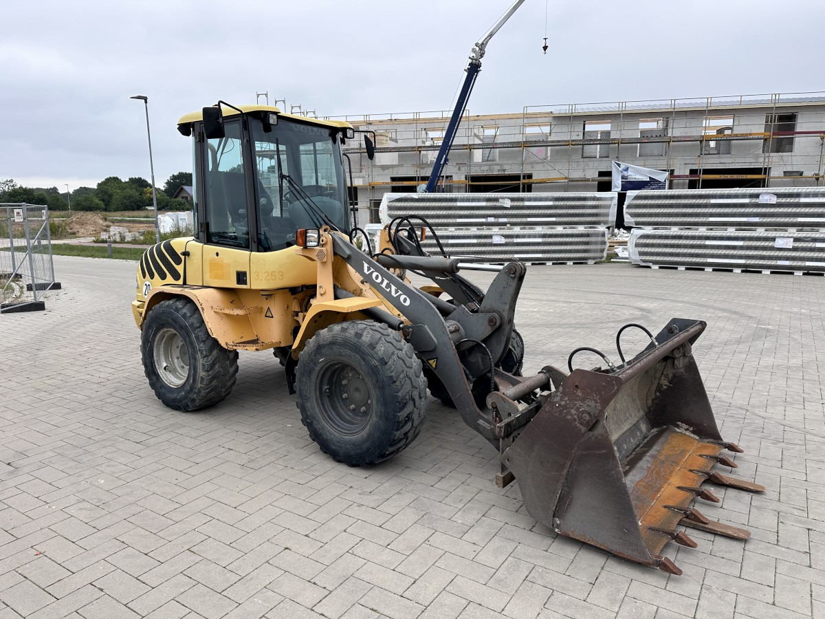 VOLVO L 30 B PRO 3er Kreis Klappschaufel+Palettengabel - Rataslaadur: pilt 4 VOLVO L 30 B PRO 3er Kreis Klappschaufel+Palettengabel - Rataslaadur: pilt 4
