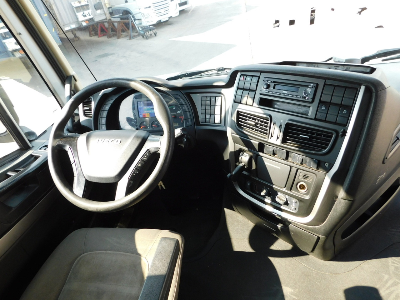 Interior photo 1: Sadulveok Iveco As440s48t