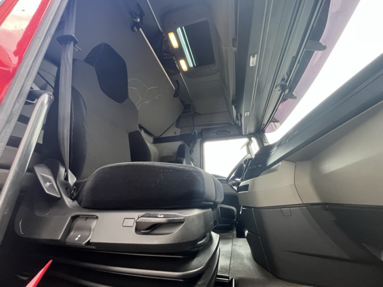 MAN TGX 18.510 4x2 LL SA Euro6 Retarder Klima ZV - Sadulveok: pilt 4 MAN TGX 18.510 4x2 LL SA Euro6 Retarder Klima ZV - Sadulveok: pilt 4