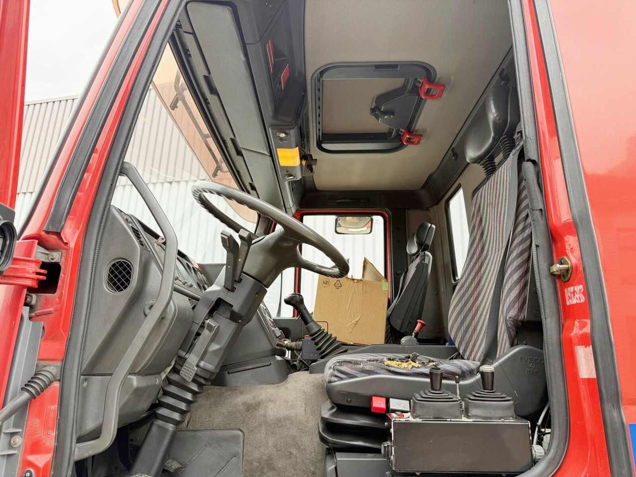 EuroTech 240E38 6x2-4 EuroTech 240E38 6x2-4, Lift-/Lenkachse, Seilwinde, Kran Hiab 100 - Konkstõstukiga veoauto, Kraanaga veoauto: pilt 3 EuroTech 240E38 6x2-4 EuroTech 240E38 6x2-4, Lift-/Lenkachse, Seilwinde, Kran Hiab 100 - Konkstõstukiga veoauto, Kraanaga veoauto: pilt 3