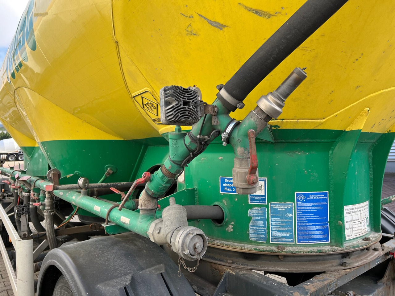 Feldbinder EUT 31.2 Silo-Anhänger EUT 31.2 Silo-Anhänger, ca. 31m³, 4x Domdeckel - Tsisternhaagis: pilt 3 Feldbinder EUT 31.2 Silo-Anhänger EUT 31.2 Silo-Anhänger, ca. 31m³, 4x Domdeckel - Tsisternhaagis: pilt 3