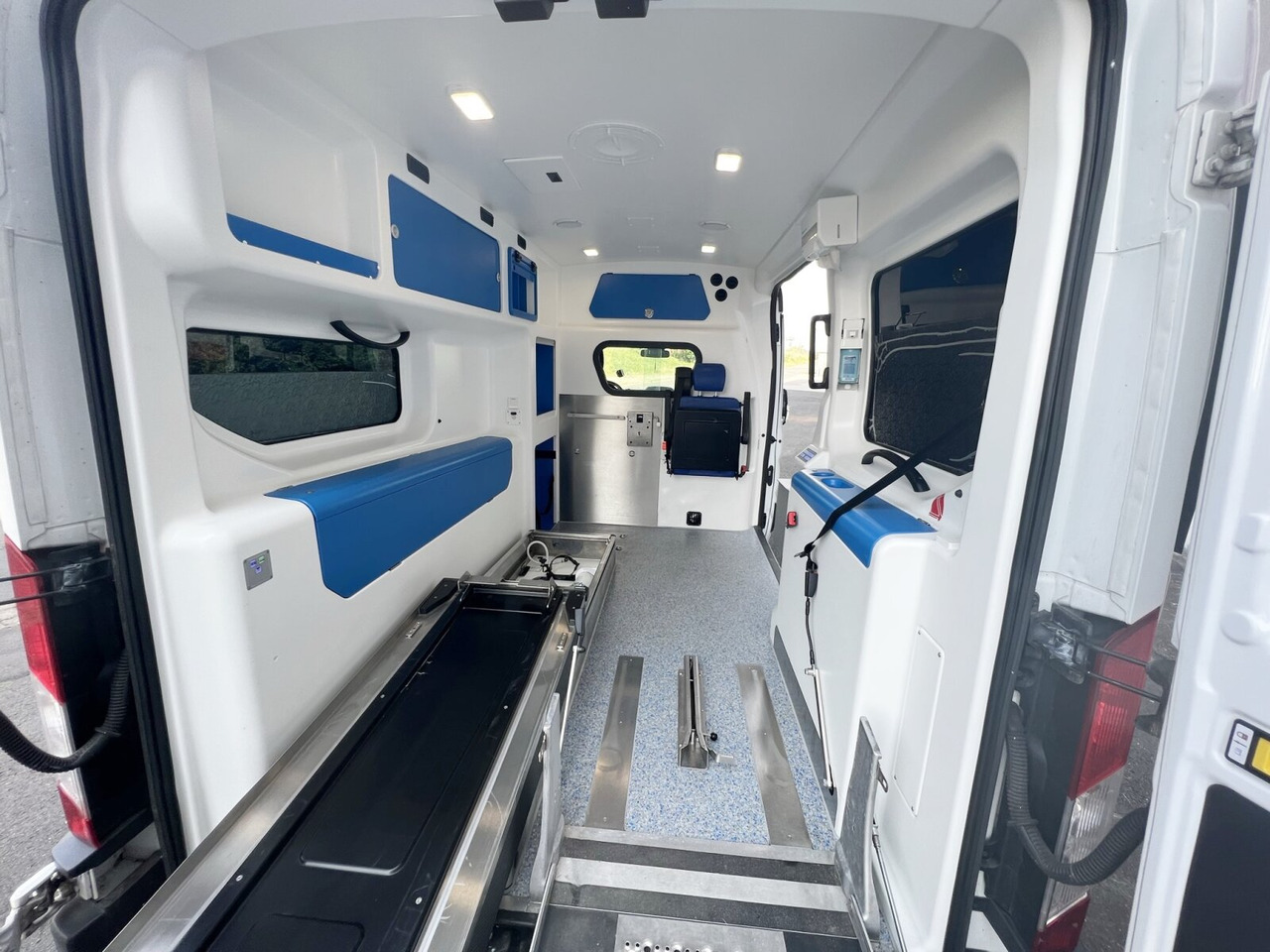 Ford Transit 2.2 TDCI 4x2 Transit 2.2 TDCI 4x2, Krankentransporter - Kiirabiauto: pilt 5 Ford Transit 2.2 TDCI 4x2 Transit 2.2 TDCI 4x2, Krankentransporter - Kiirabiauto: pilt 5