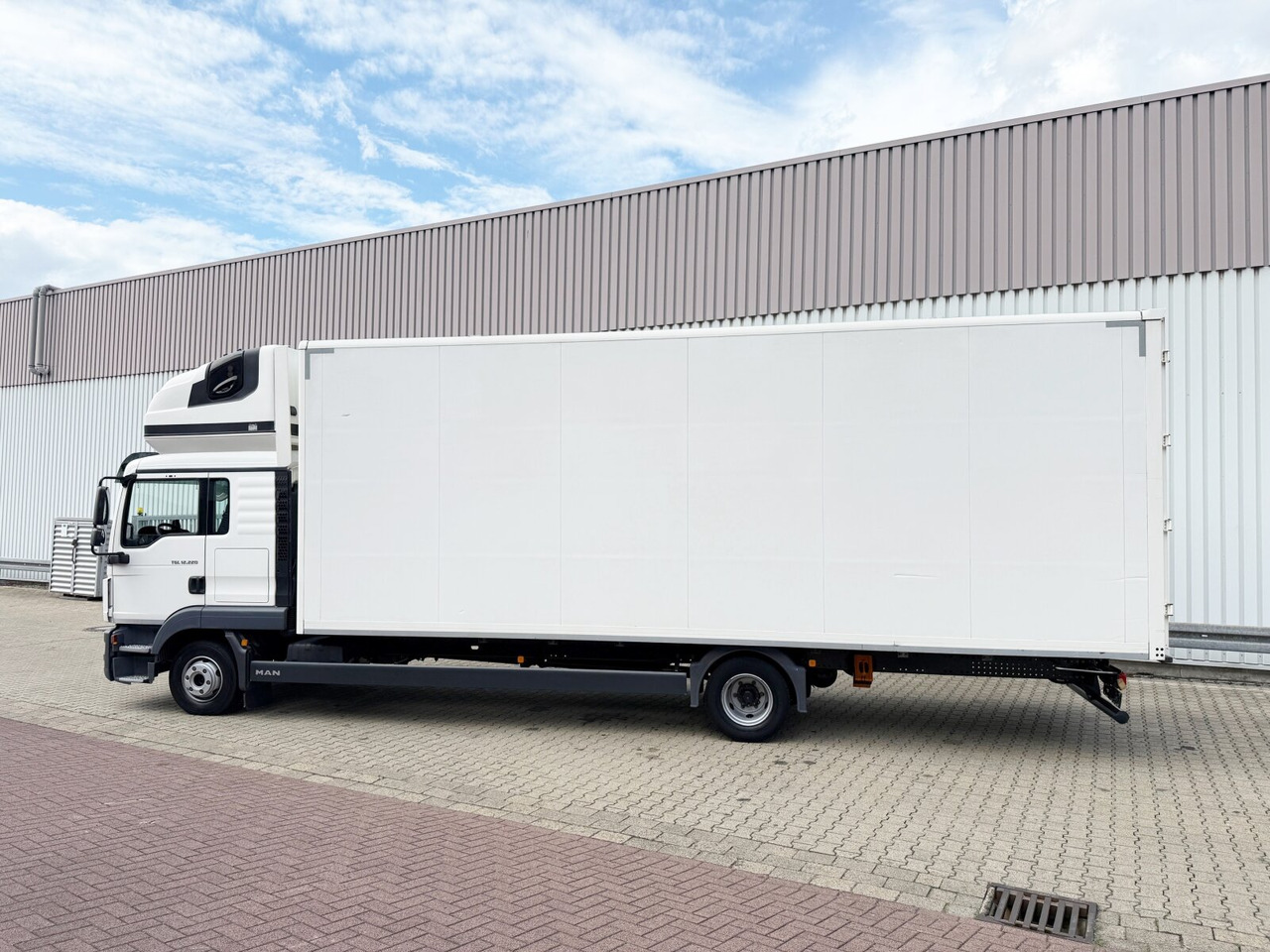 MAN TGL 12.220 4x2 BL TGL 12.220 4x2 BL, TopSleeper, Navi - Kasti veoauto: pilt 2 MAN TGL 12.220 4x2 BL TGL 12.220 4x2 BL, TopSleeper, Navi - Kasti veoauto: pilt 2