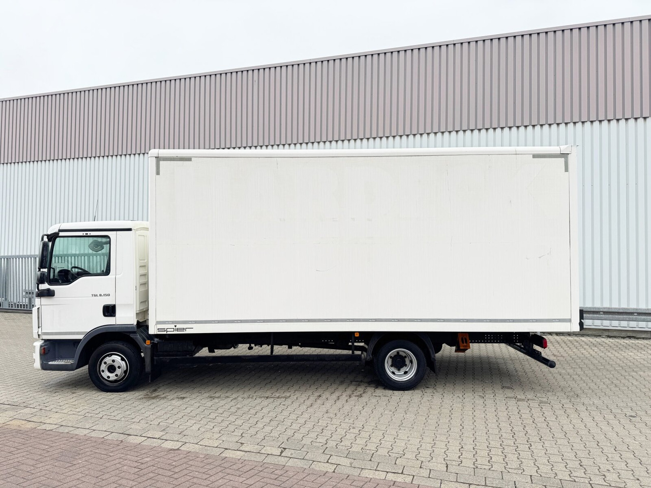 MAN TGL 8.150 4x2 BL TGL 8.150 4x2 BL, Möbelkoffer mit Rolltor - Kasti veoauto: pilt 2 MAN TGL 8.150 4x2 BL TGL 8.150 4x2 BL, Möbelkoffer mit Rolltor - Kasti veoauto: pilt 2