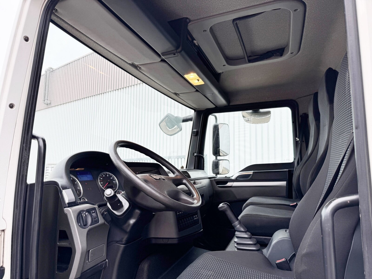 MAN TGL 8.150 4x2 BL TGL 8.150 4x2 BL, Möbelkoffer mit Rolltor - Kasti veoauto: pilt 4 MAN TGL 8.150 4x2 BL TGL 8.150 4x2 BL, Möbelkoffer mit Rolltor - Kasti veoauto: pilt 4