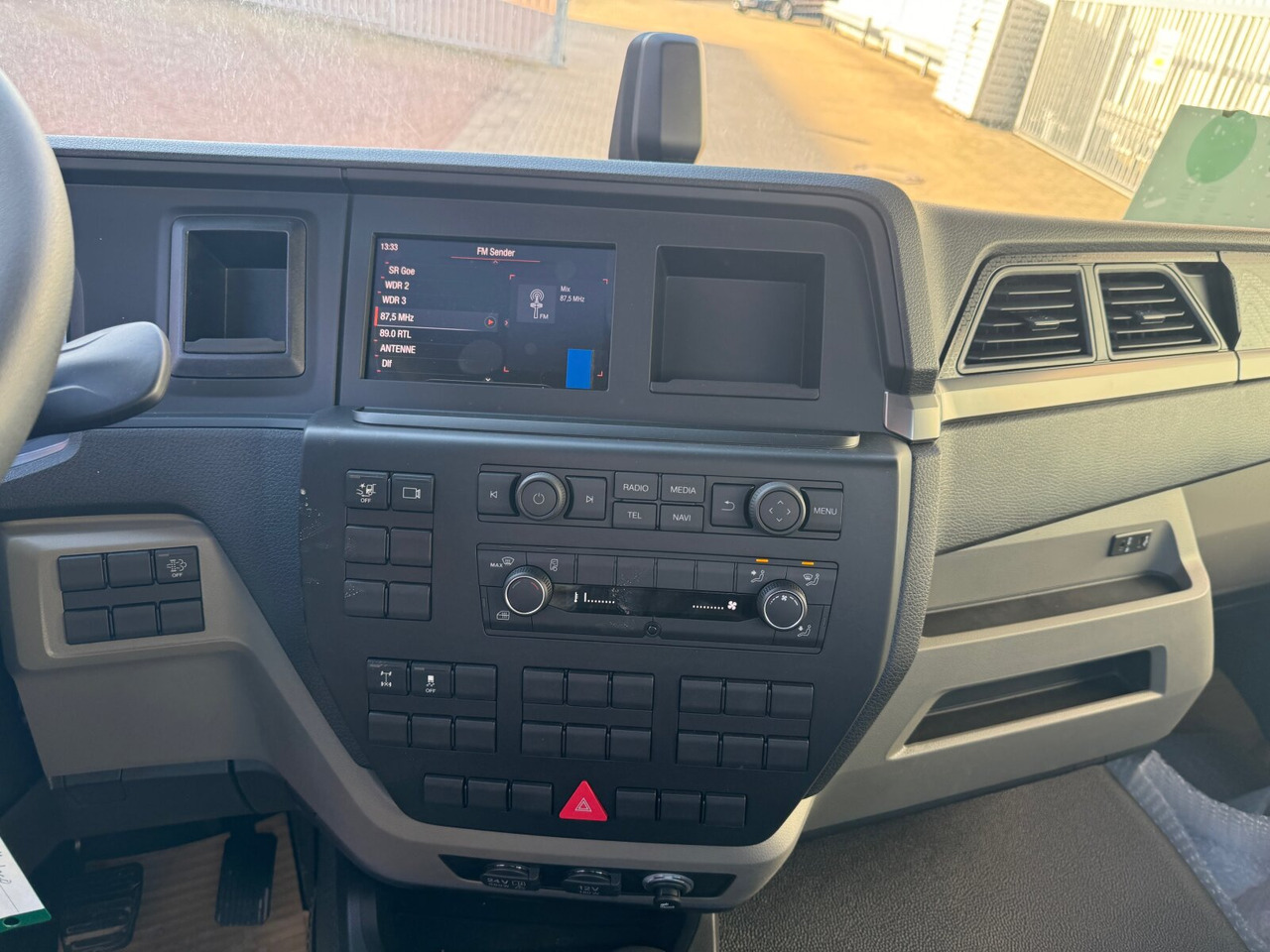 MAN TGL 8.190 4x2 BB CH TGL 8.190 4x2 BB CH, Nebenantrieb, 2x VORHANDEN - Kabiinišassiiga veoauto: pilt 4 MAN TGL 8.190 4x2 BB CH TGL 8.190 4x2 BB CH, Nebenantrieb, 2x VORHANDEN - Kabiinišassiiga veoauto: pilt 4