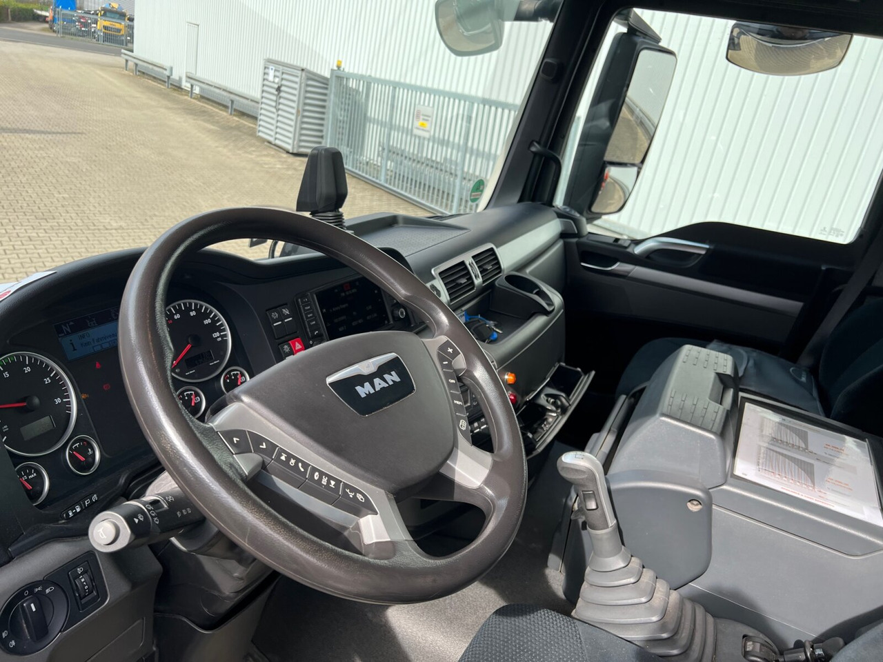 MAN TGS 26.360/400 6x2-4 BL TGS 26.360/400 6x2-4 BL, Lenk-/Lift, Kran Atlas AK 206.3E A5, Funk - Kraanaga veoauto, Madelveok/ Platvormveok: pilt 3 MAN TGS 26.360/400 6x2-4 BL TGS 26.360/400 6x2-4 BL, Lenk-/Lift, Kran Atlas AK 206.3E A5, Funk - Kraanaga veoauto, Madelveok/ Platvormveok: pilt 3