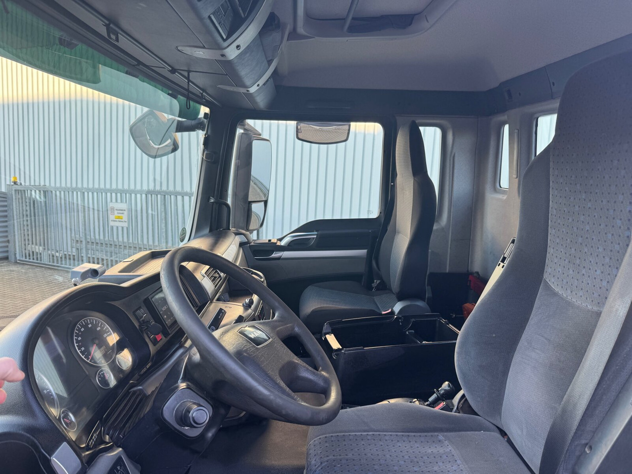 MAN TGS 26.480 6x2-4 BL TGS 26.480 6x2-4 BL, Lenk-Liftachse, VDL Abrollkipper bis 7m Container - Konkstõstukiga veoauto: pilt 2 MAN TGS 26.480 6x2-4 BL TGS 26.480 6x2-4 BL, Lenk-Liftachse, VDL Abrollkipper bis 7m Container - Konkstõstukiga veoauto: pilt 2