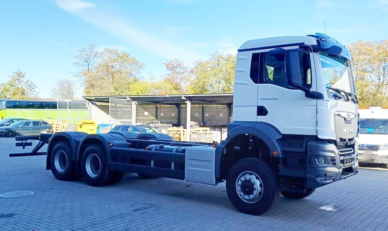 MAN TGS 33.440 6x6 BB CH TGS 33.440 6x6 BB CH, Hohe Bauart, Nebenantrieb - Kabiinišassiiga veoauto: pilt 1 MAN TGS 33.440 6x6 BB CH TGS 33.440 6x6 BB CH, Hohe Bauart, Nebenantrieb - Kabiinišassiiga veoauto: pilt 1