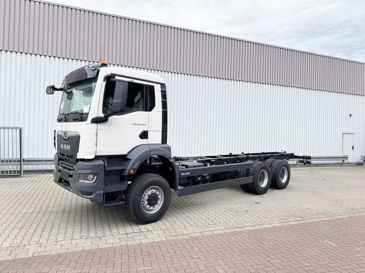 MAN TGS 33.480 6x6 BB CH TGS 33.480 6x6 BB CH, Hohe Bauart, Nebenantrieb - Kabiinišassiiga veoauto: pilt 1 MAN TGS 33.480 6x6 BB CH TGS 33.480 6x6 BB CH, Hohe Bauart, Nebenantrieb - Kabiinišassiiga veoauto: pilt 1