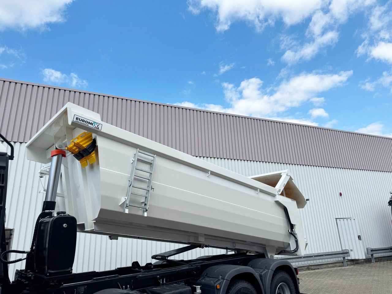 MAN TGS 41.440/480 8x4 BB TGS 41.440/480 8x4 BB, Mulde ca. 16m³ mit hydraulischer Heckklappe, mehrfach VORHANDEN - Kabiinišassiiga veoauto: pilt 2 MAN TGS 41.440/480 8x4 BB TGS 41.440/480 8x4 BB, Mulde ca. 16m³ mit hydraulischer Heckklappe, mehrfach VORHANDEN - Kabiinišassiiga veoauto: pilt 2