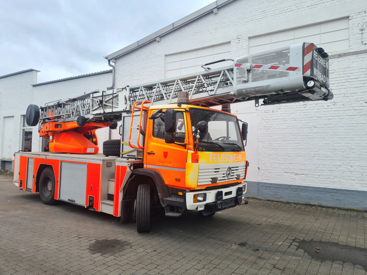 Mercedes-Benz 1524 DL 23-12 Drehleiter Feuerwehr 1524/4x2 DL 23-12 Drehleiter Feuerwehr - Tuletõrjeauto: pilt 1 Mercedes-Benz 1524 DL 23-12 Drehleiter Feuerwehr 1524/4x2 DL 23-12 Drehleiter Feuerwehr - Tuletõrjeauto: pilt 1